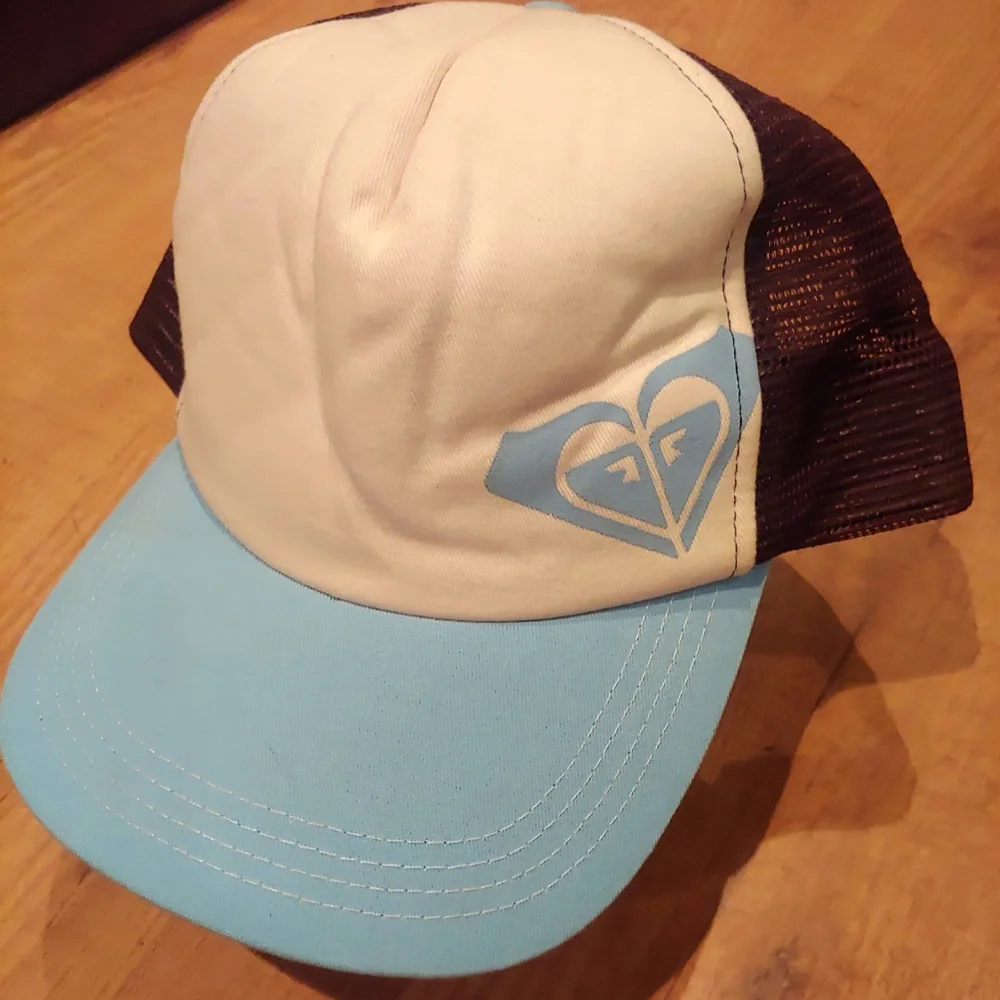 NWOT Roxy trucker hat - Picture 1 of 2